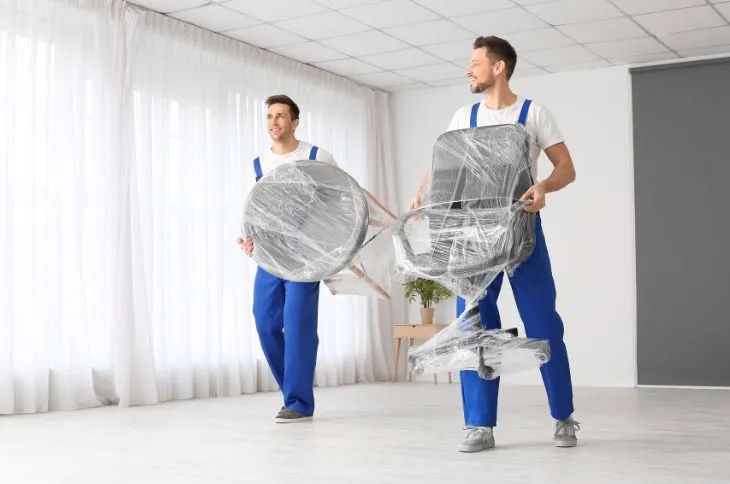 Möbelträger entladen Stühle in Wohnung Möbelträger entladen Stühle in Wohnung