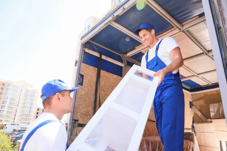 Regal wird in LKW gehoben Regal wird in LKW gehoben